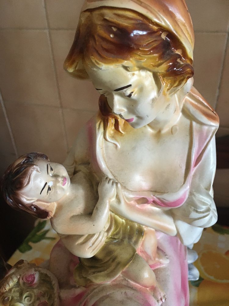 Estatueta/Mãe com bebé ao colo