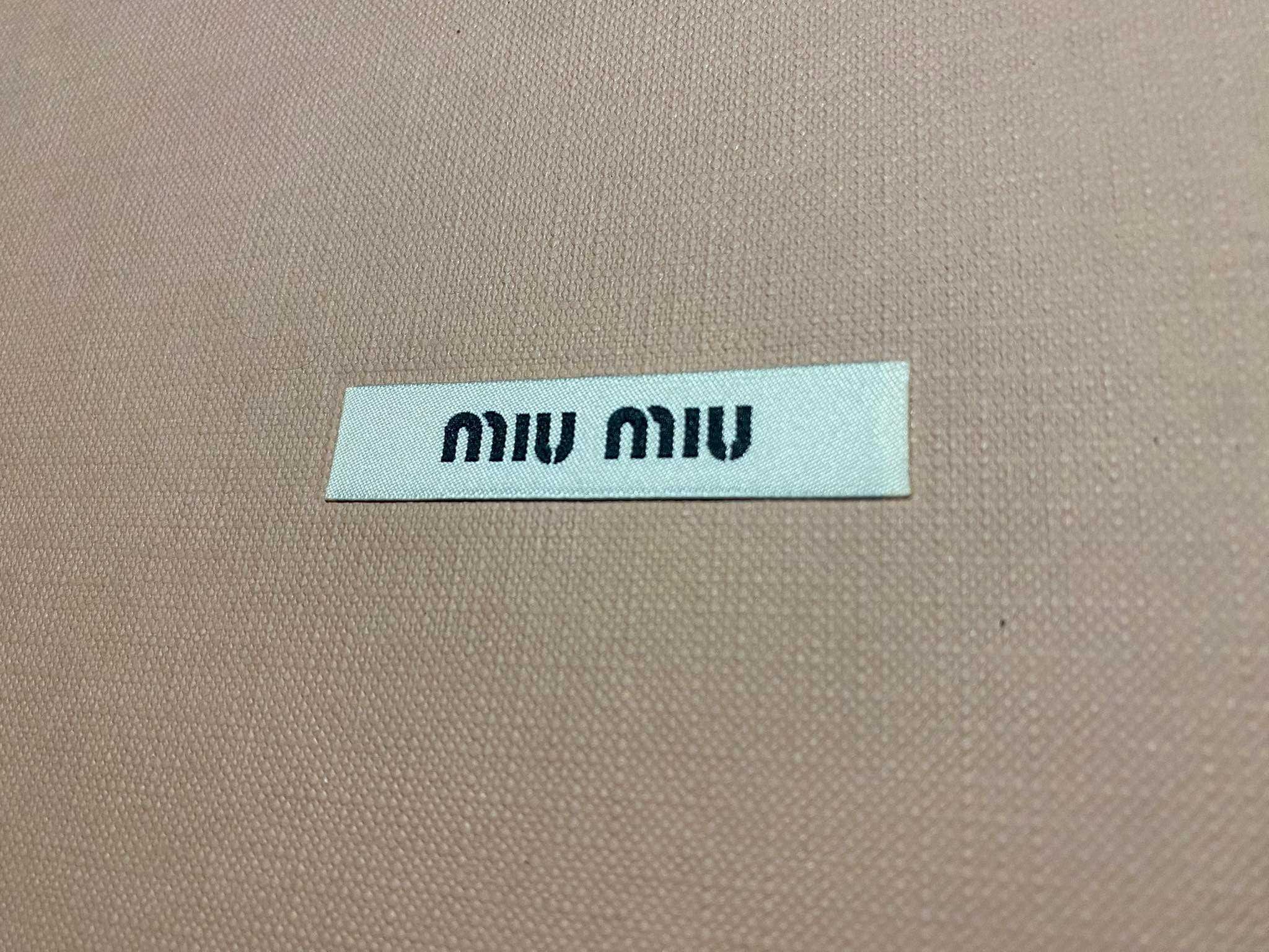 Karton firmy Miu Miu
