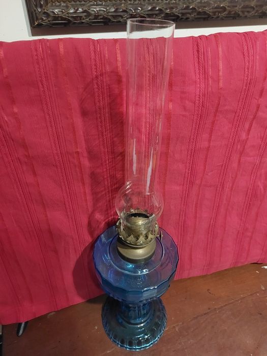 Candeeiro a petróleo em vidro azul original 

Altura - 50cm
Diâm