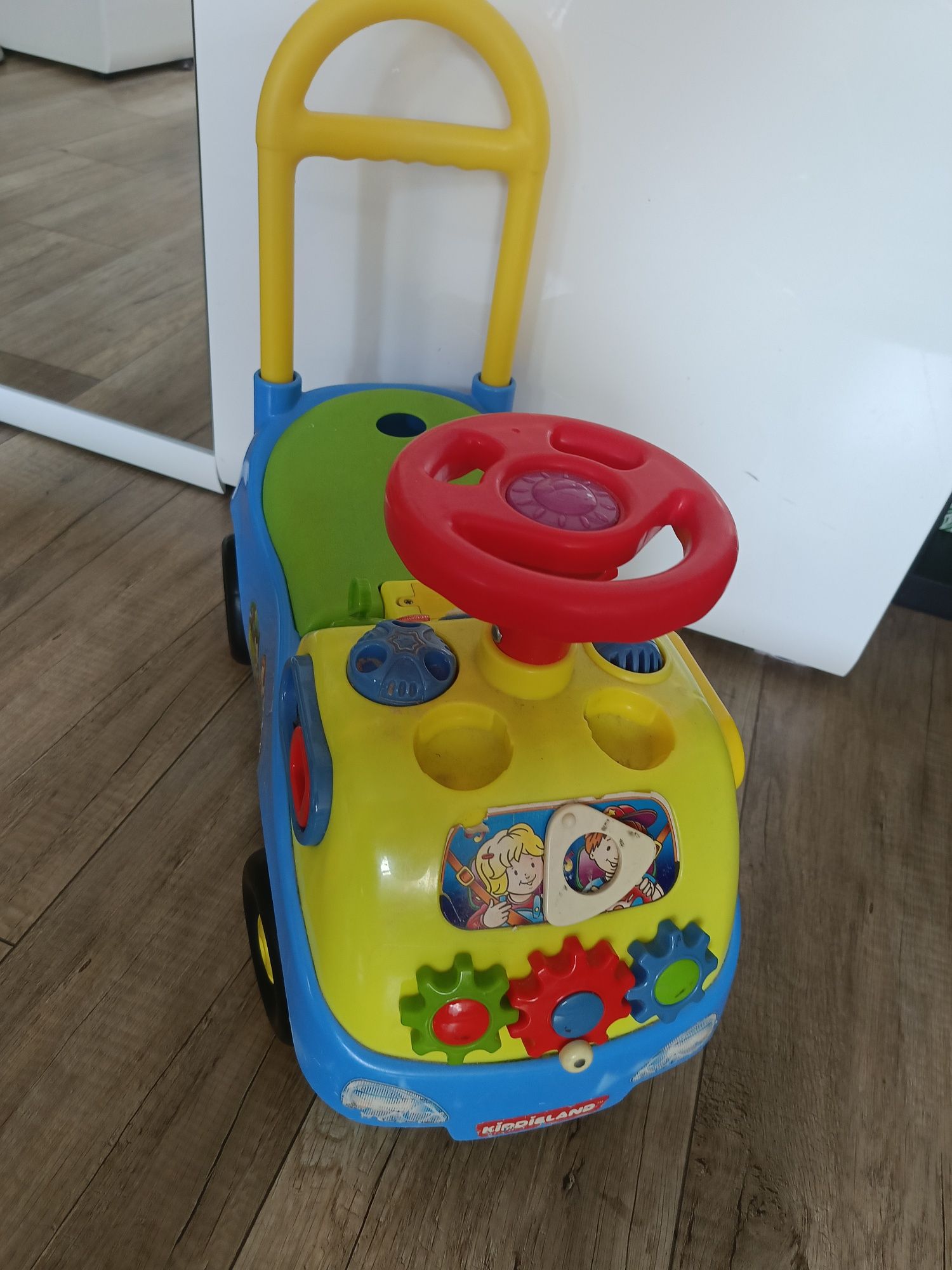 Jeżdżący samochodzik grajacy