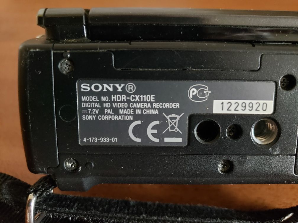 Відеокамера Sony HDR-CX110E + флешка, сумка