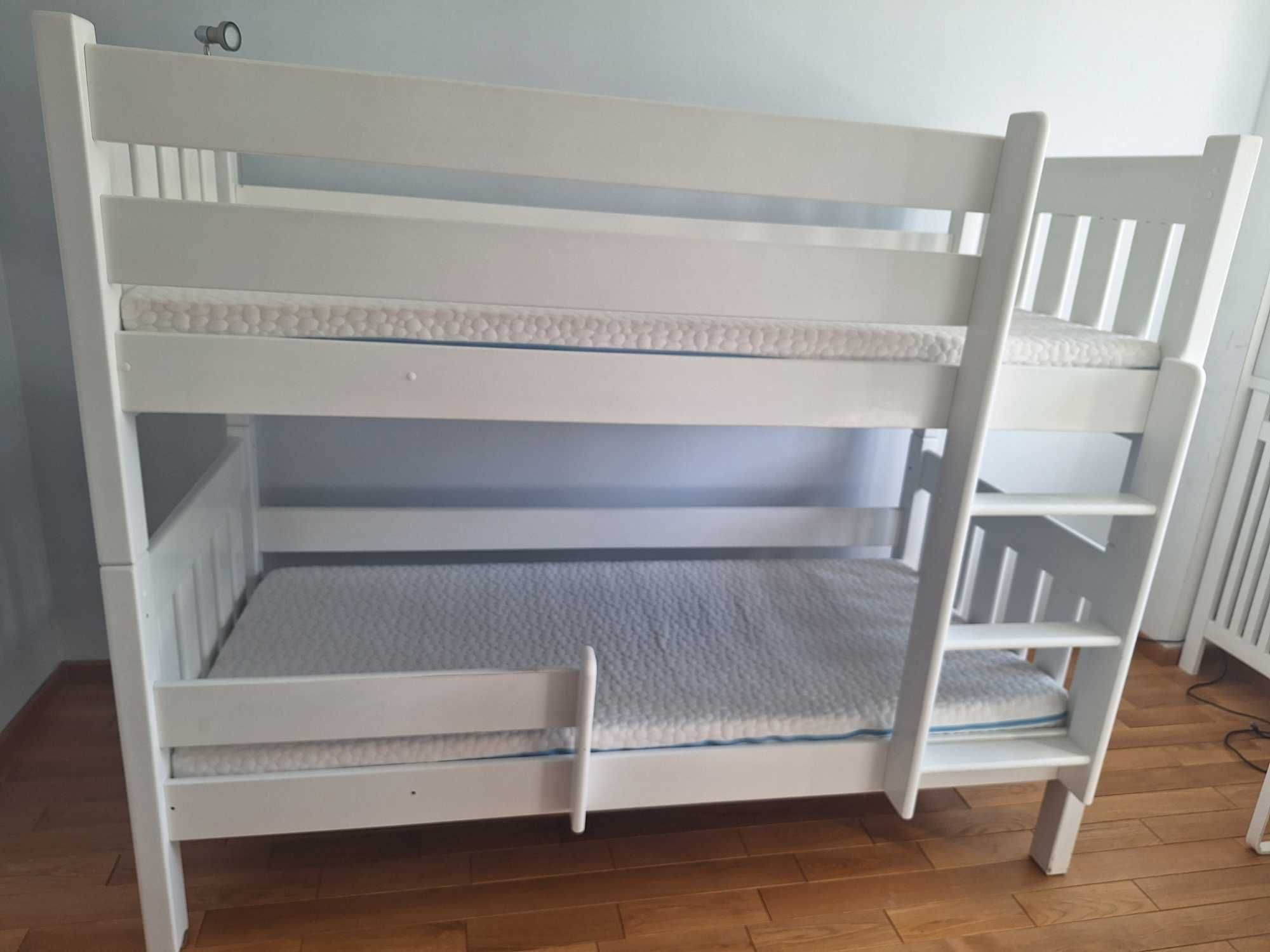Podwójne łóżko piętrowe z materacami