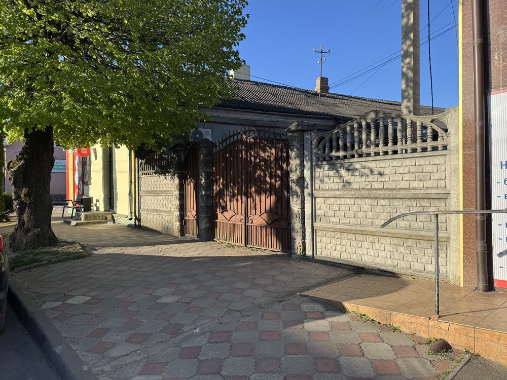 Здається приміщення з подвірʼям