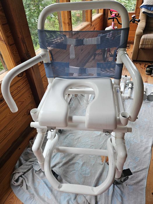 Система перемещения инвалида в ванну или туалет.