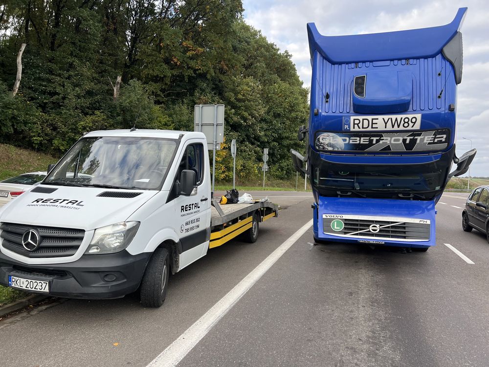 Mobilny serwis TIR naprawa ciągników siodłowych na drodze autostrada