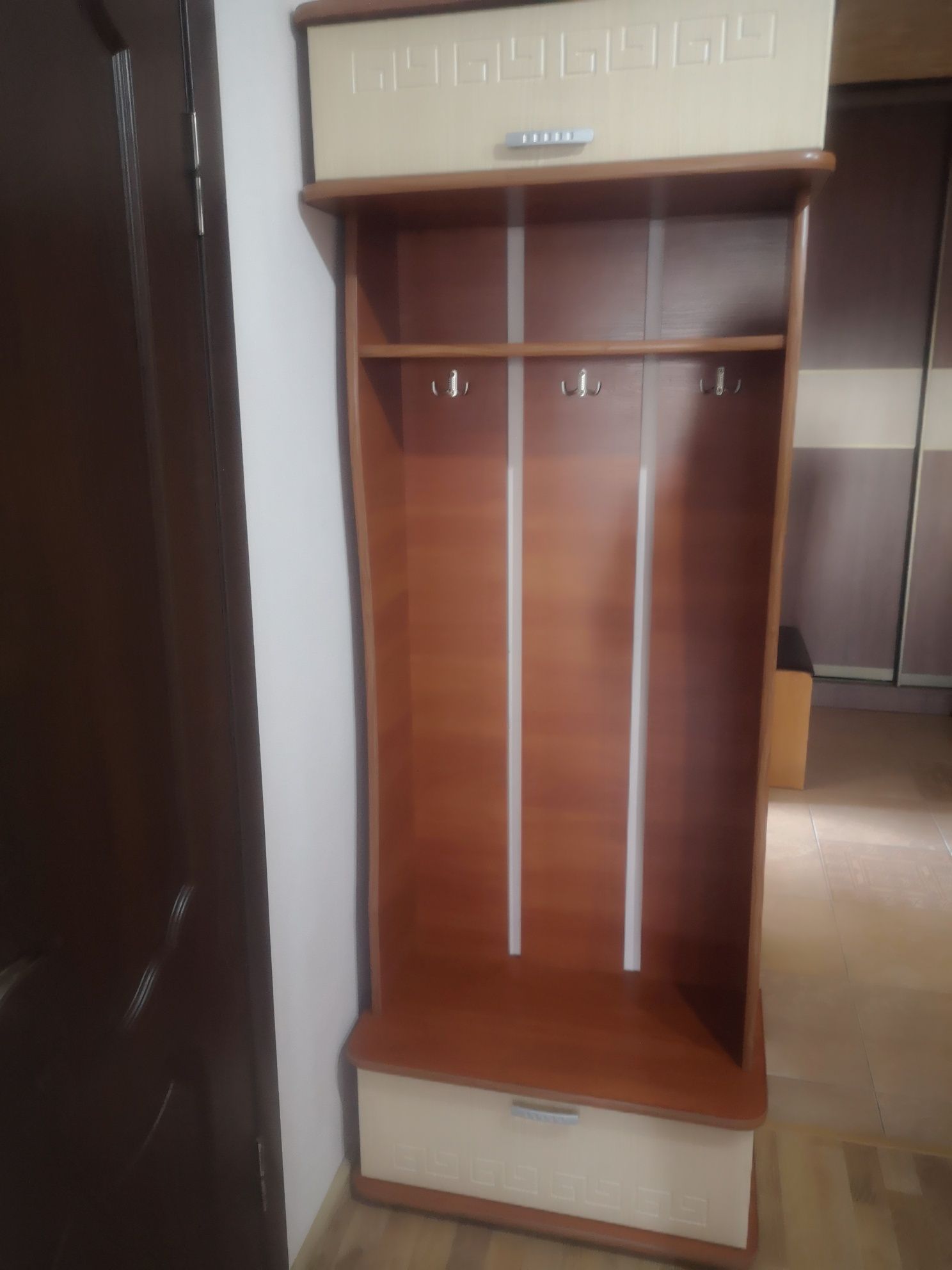прихожа ,вішалка для верхнього одягу
