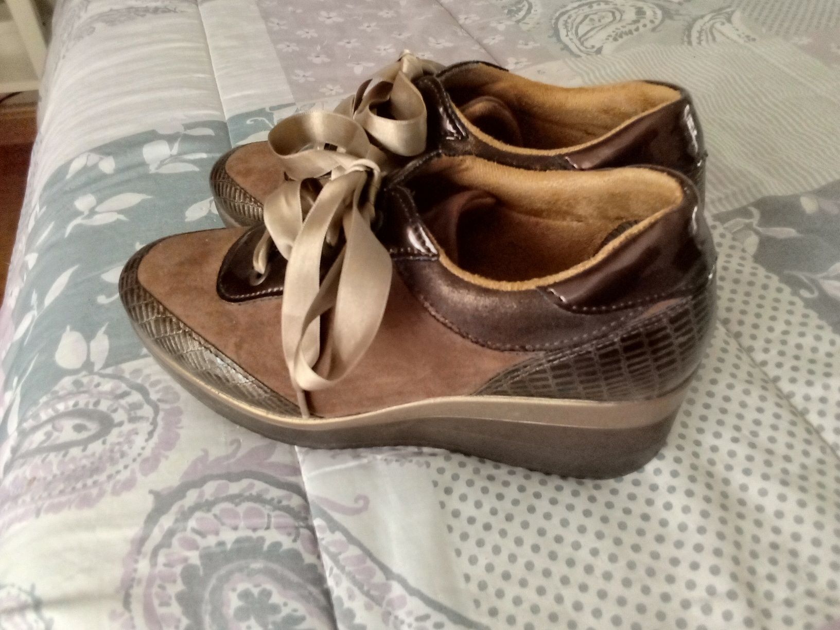 Tenis Castanho e Camel e Botins  Pretos N° 36