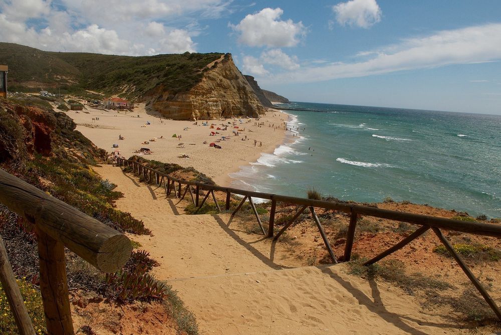 Moradia T4 Remodelada a 1 km da Praia de São Julião, com estúdio e ane