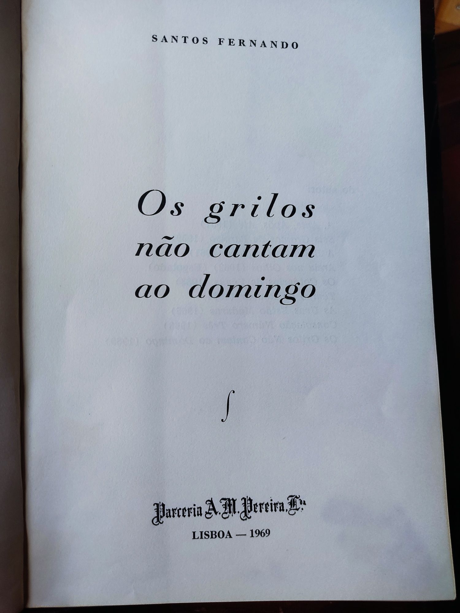 Os grilos não cantam aos domingos