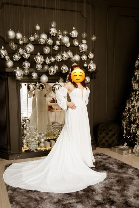 Дуже ніжне весільне плаття нареченої