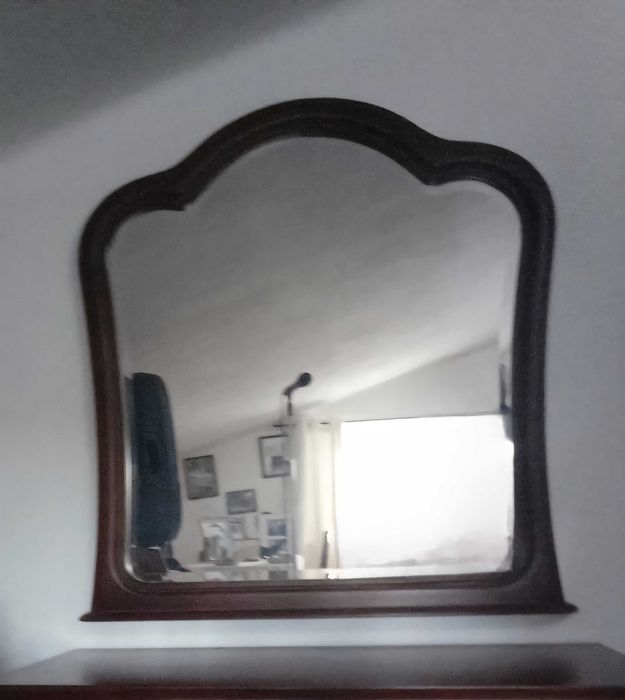 Espelho de parede com moldura de madeira