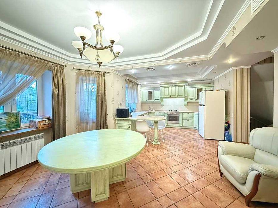 Будинок з ремонтом, гаражем, сауною та басейном. Центральний Парк.