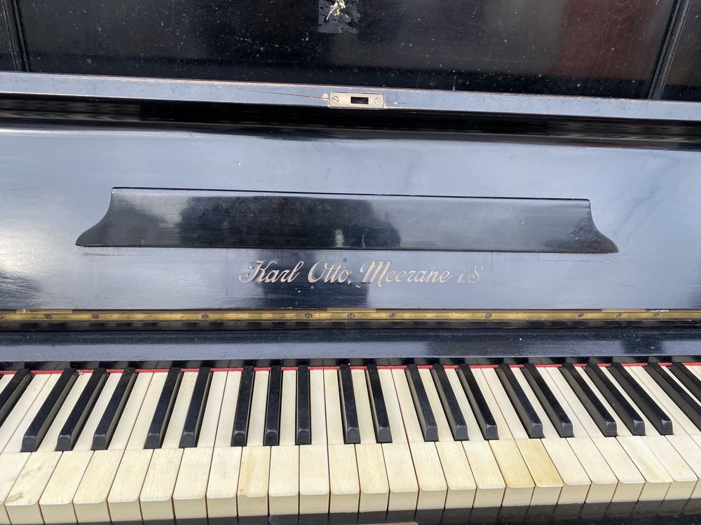 Piano com interior em metal