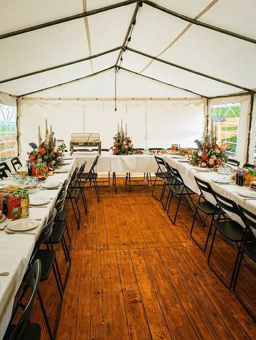 Wynajem namiotów: Wypożycz: krzesła, stoły, podłogi. Wypożyczalnia