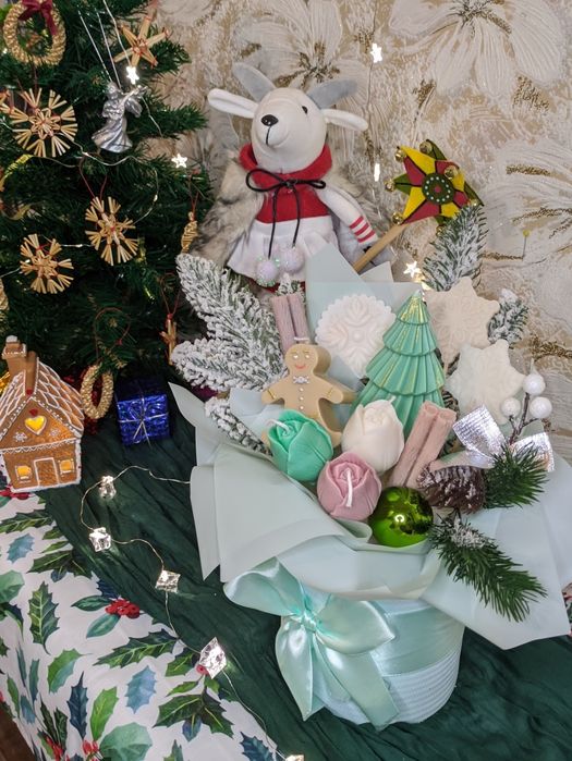 Новорічні декоративні свічки. Подарункові набори. Букети