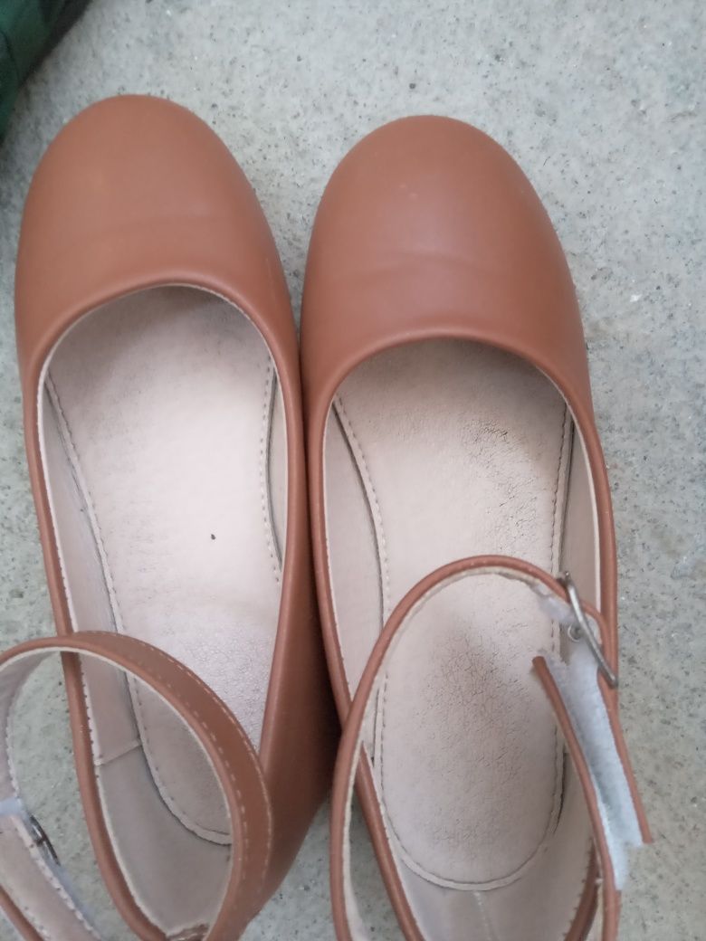 Roupas e sandálias