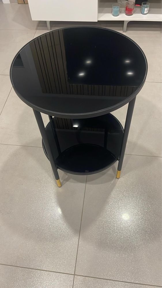 Mesa de apoio/decoração preta com pés em dourado