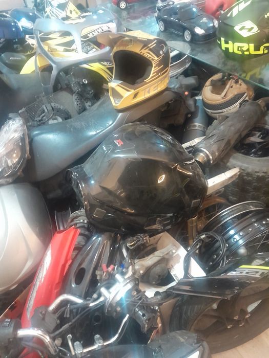 Vario material de várias motas em stock de oficina