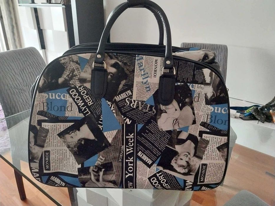 Sacos de viagem, fato de neve e lenço antigo