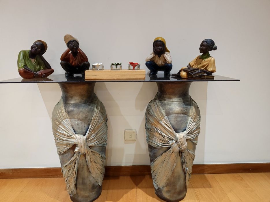 Mesa de vidro com bilhas pintadas