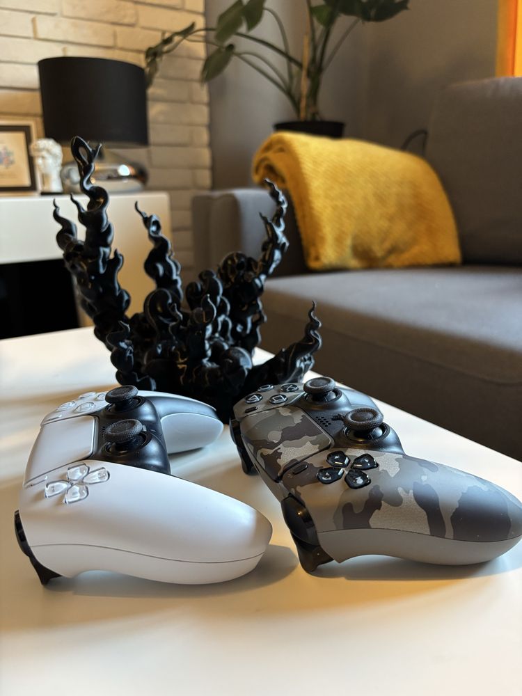 PS5 Playstation 5 dwa pady/kontrolery + podstawka / stand, stan igła