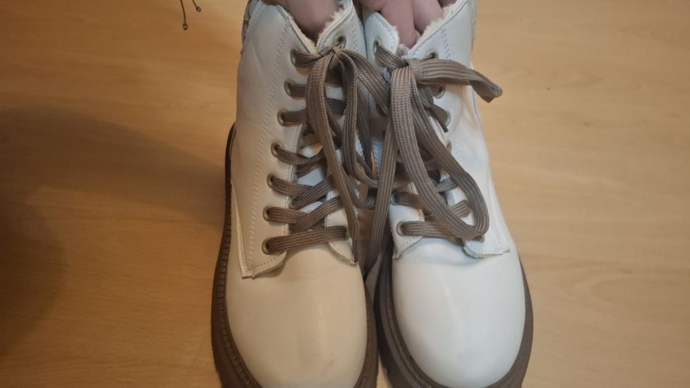 Buty zimowe w koloże kremowym ocieplane 37