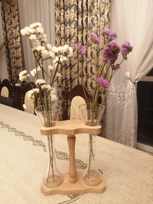 Wazony w drewnianej oprawie.