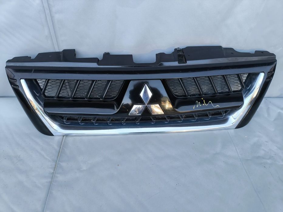 MITSUBISHI PAJERO III GRILL ATRAPA MN117713/4