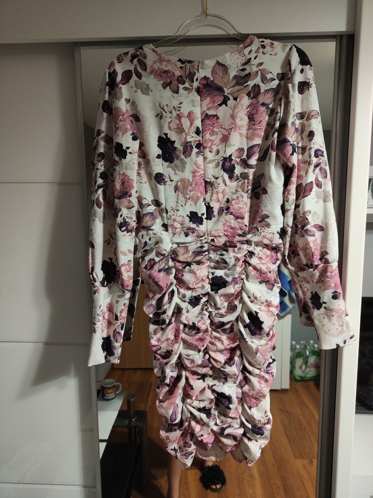 Sukienka w kwiaty r40