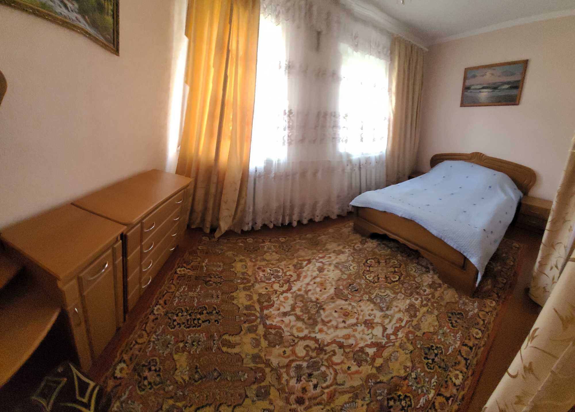 Продам дворище з 2-а будинками, госп. будівлями та земельною ділянкою