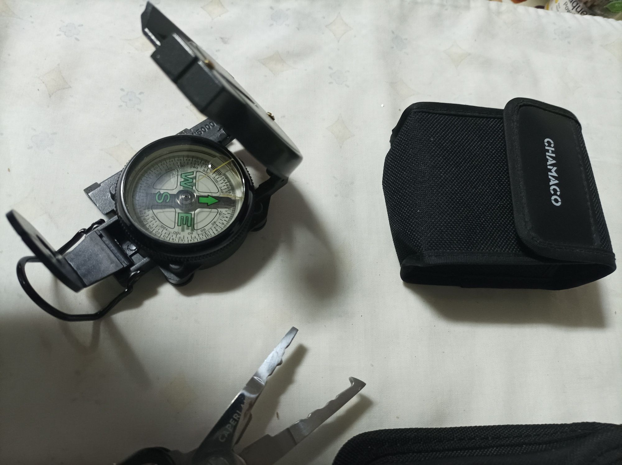 Bússola, alicate de pesca e canivete Victorinox