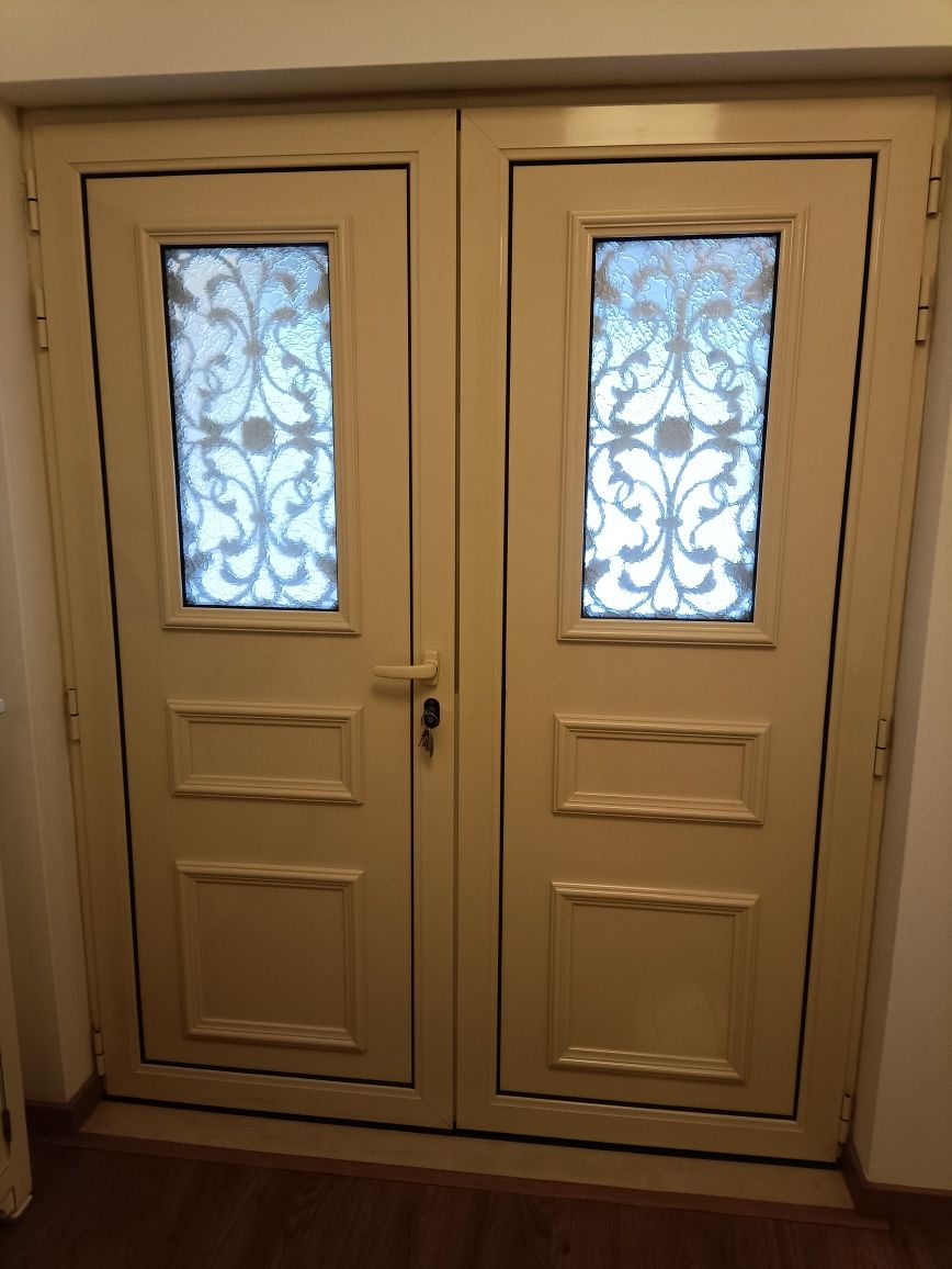 Vendo Porta Dupla em alumínio
