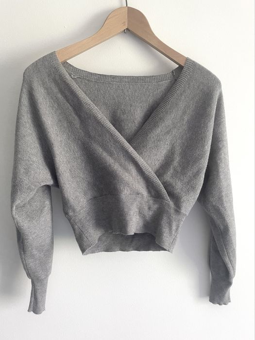 Szary sweterek zakładkowy dekolt V