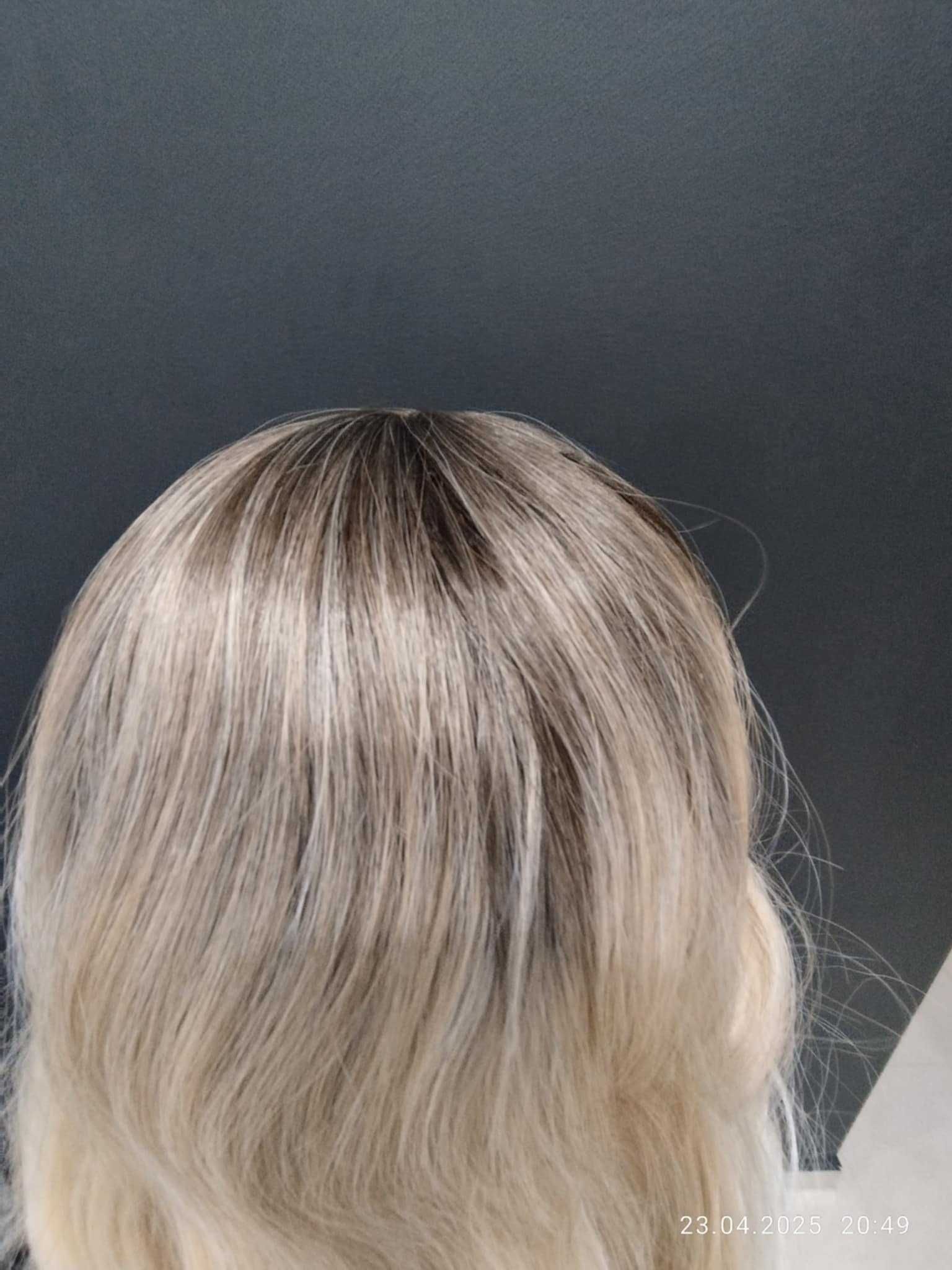 Peruka Oufei. Włosy półdługie falowane z grzywką. Kolor ombre blond