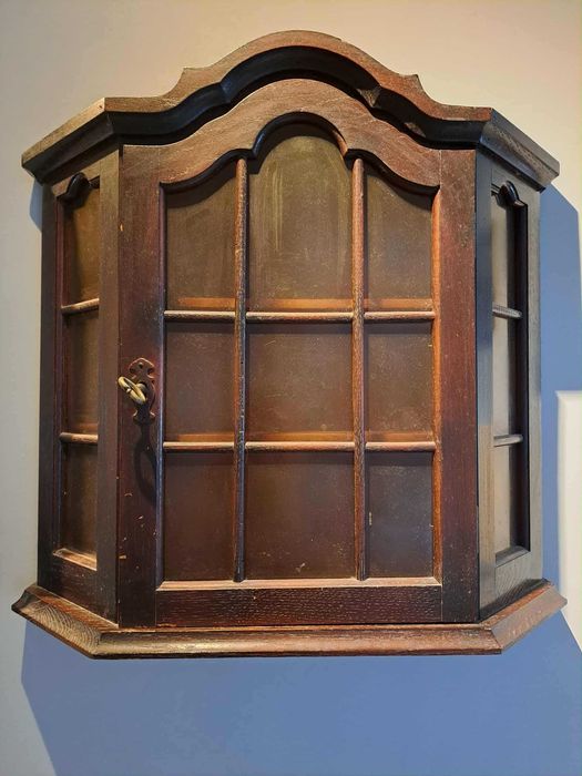 Stylowa witryna do zawieszenia