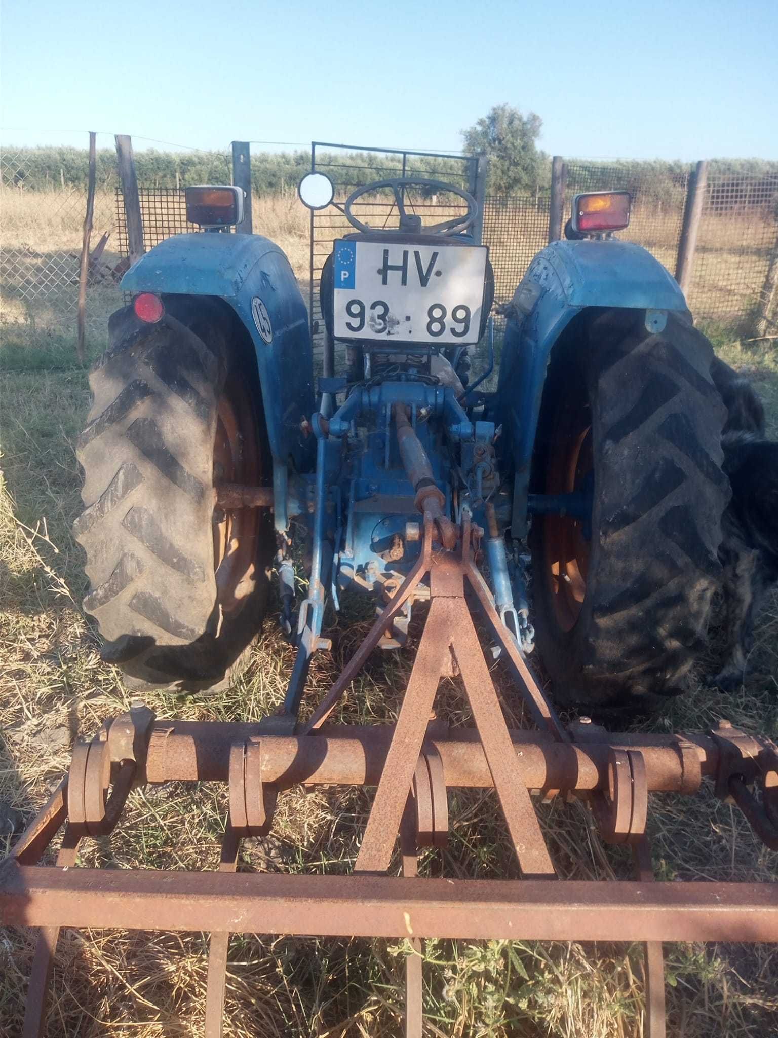 Vende-se tractor com algumas alfaias incluídas.