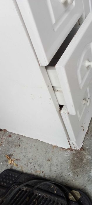 Armário de casa de banho com pio e torneiras