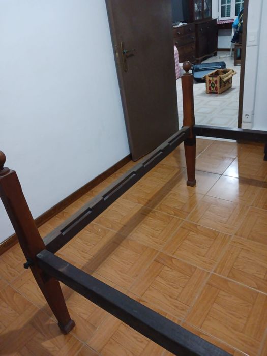Vende se cama estilo D.Maria com embutidos