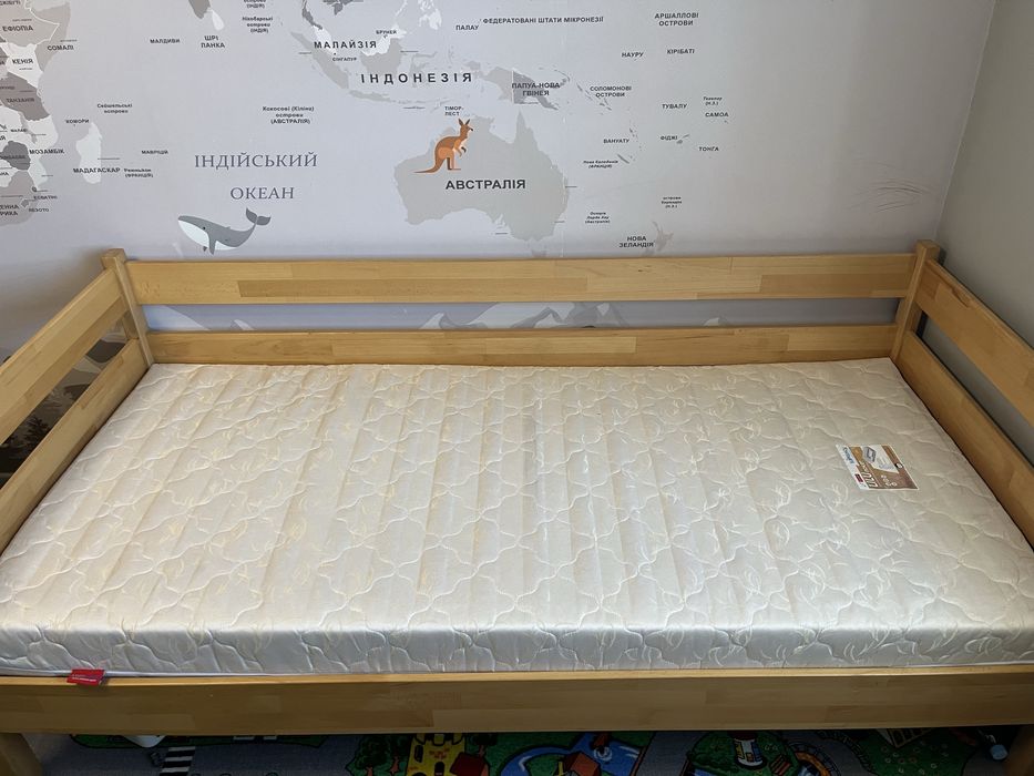 Деревʼяне ліжко з матрацом+ бортик