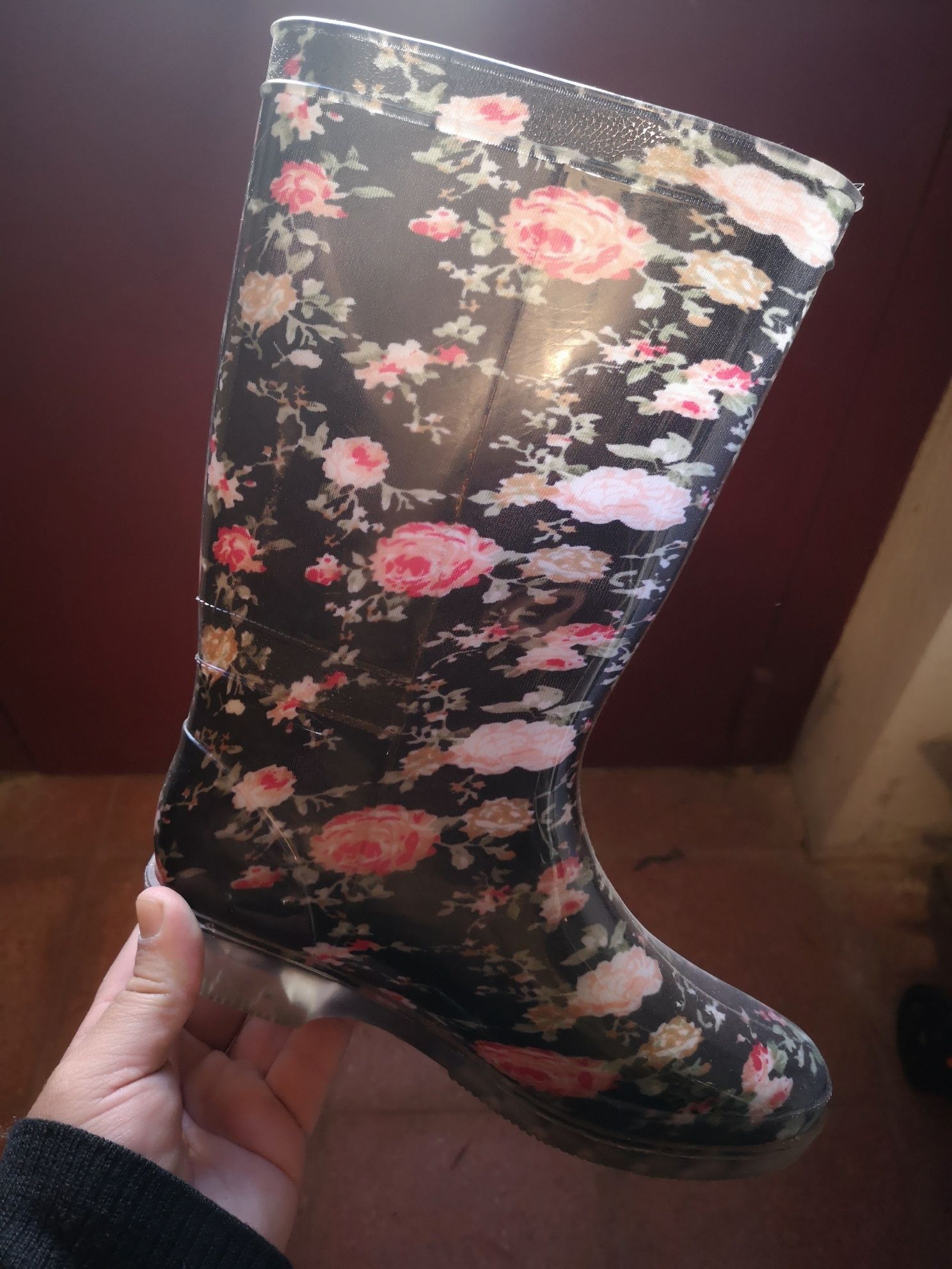 Vendo botas de água para menina.