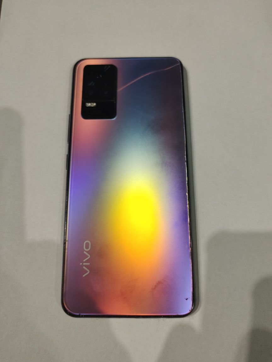 Смартфон vivo v 21e 8+4 оперативки  128 встроеной