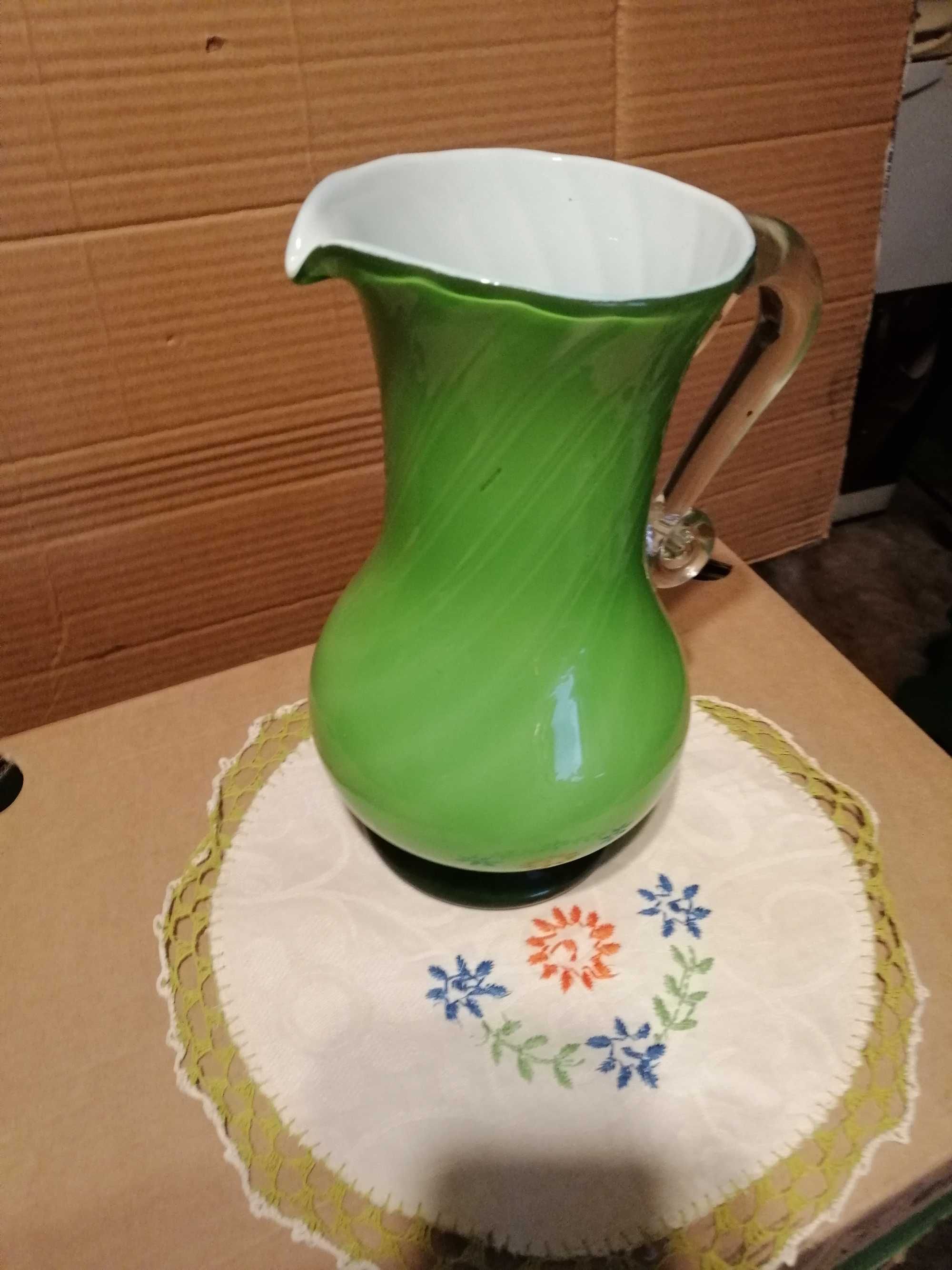 wazon z uchem w kolorze zieleni