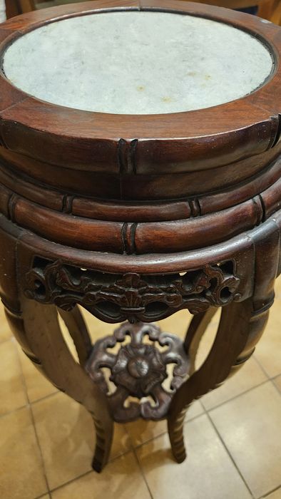 Mesa de pedestal com tampo de mármore para suporte de vaso/candeeiro.