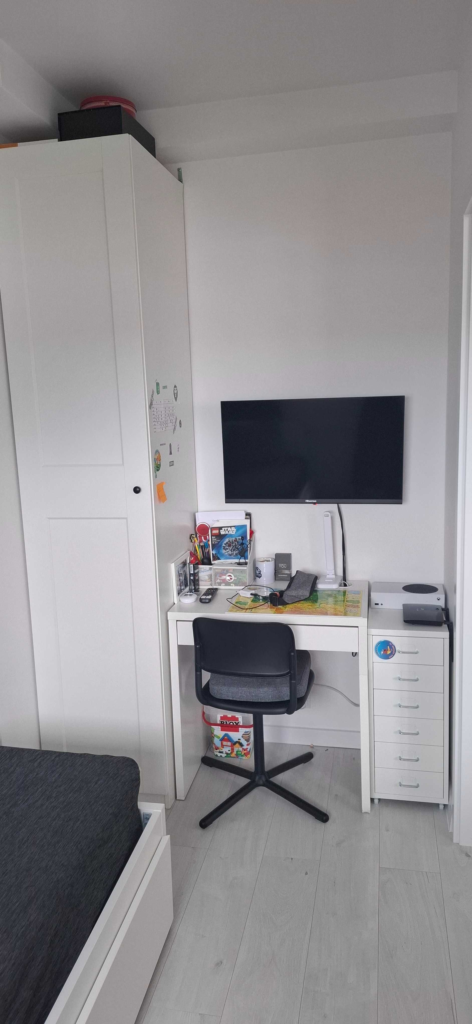 Biurko, organizer, lampka, krzesło