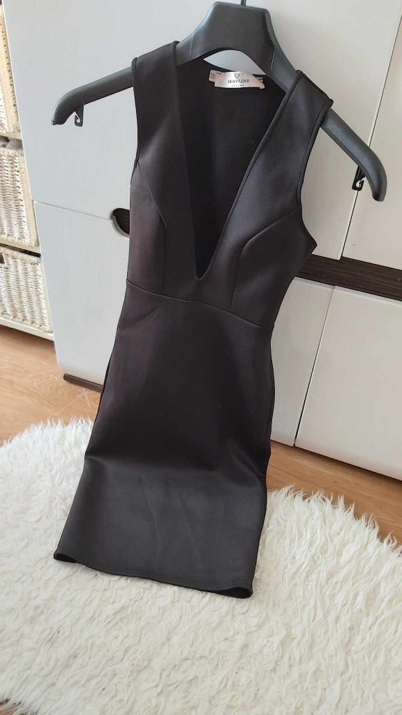 Czarna elegancka dopasowana sukienka z dekoltem V r. 34 XS