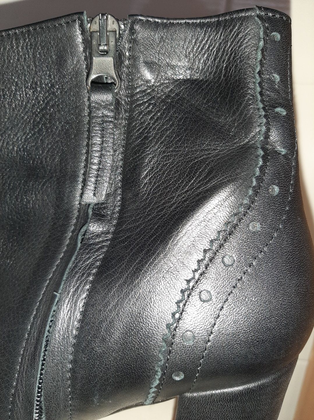 Botins pretos em pele ali-jo
