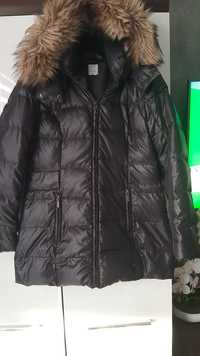 Śliczny płaszcz zimowy czarny z odpinanym kapturem rozmiar 42 stan bar