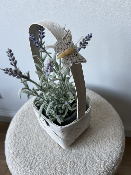 Kwiaty w koszyku dekoracja motyl stroik