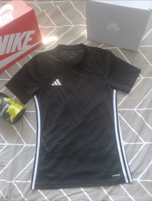 Czarna sportowa koszulka adidas