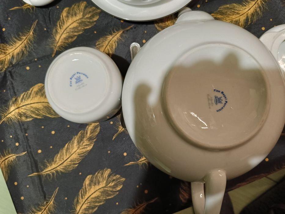 Porcelanowy imbryk z podgrzewaczem oraz cukierniczka